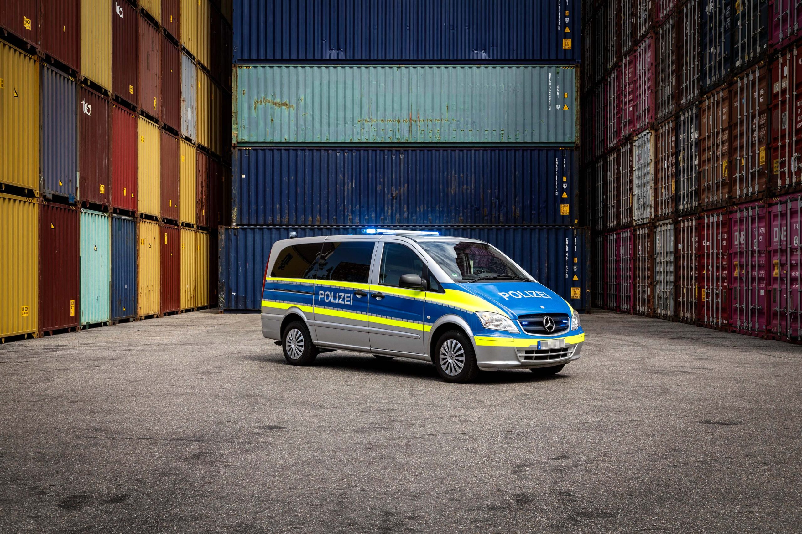 Streifenwagen von Mercedes Benz - Vito Streifenwagen in Containerhafen